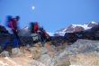 Tag 5 - Im Mondschein ueberqueren wir beim Aufstieg zur Wildspitze die Moraenenlandschaft.JPG
